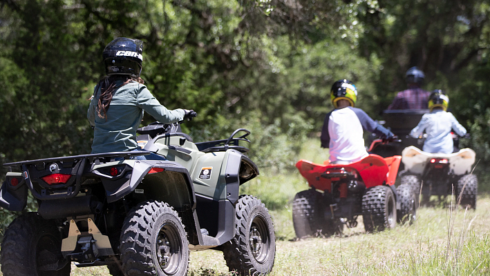 outlander-dps-570-green-ds-90-can-am-red-ds-70-white-group-ride-trail-1-4-3.png